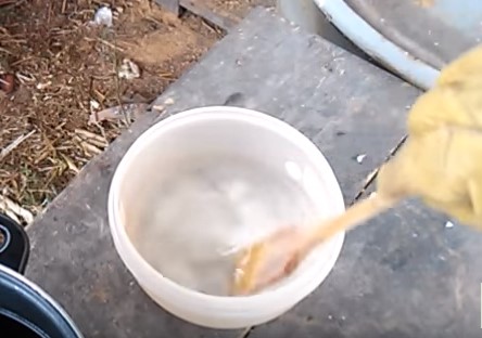 Mezcla de agua con hiroxido de potasa